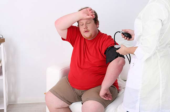 Médico examinando a obesidade do paciente